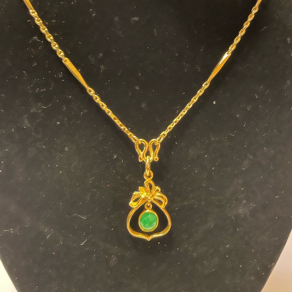 Gorgeous 24k gold necklace with small jade pendant - Picture 3 of 8